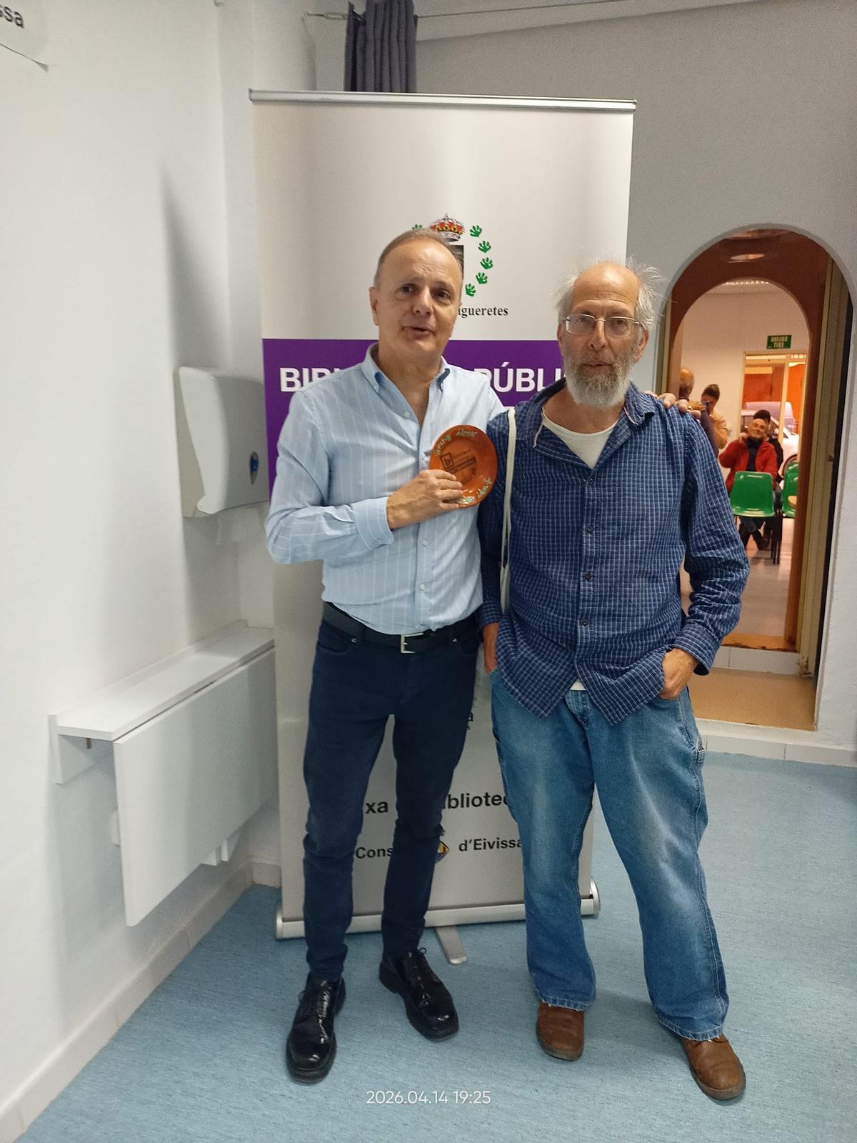 El filólogo Joan Albert Ribas y Dan Cohen, organizador del ciclo de conferencias