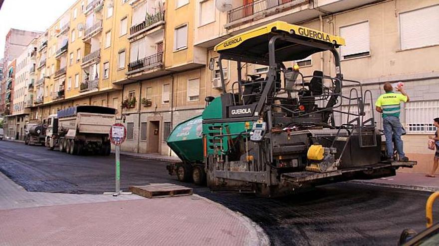 Las máquinas de asfaltado fueron paralizadas el pasado verano en Alcoy por un brote de legionela.