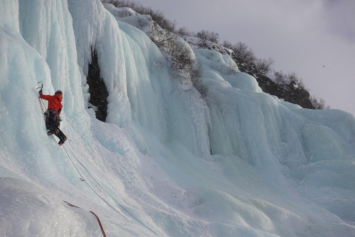  Sergi Mingote escalando paredes de hielo en la Laponia Sueca, en la zona polar ártica