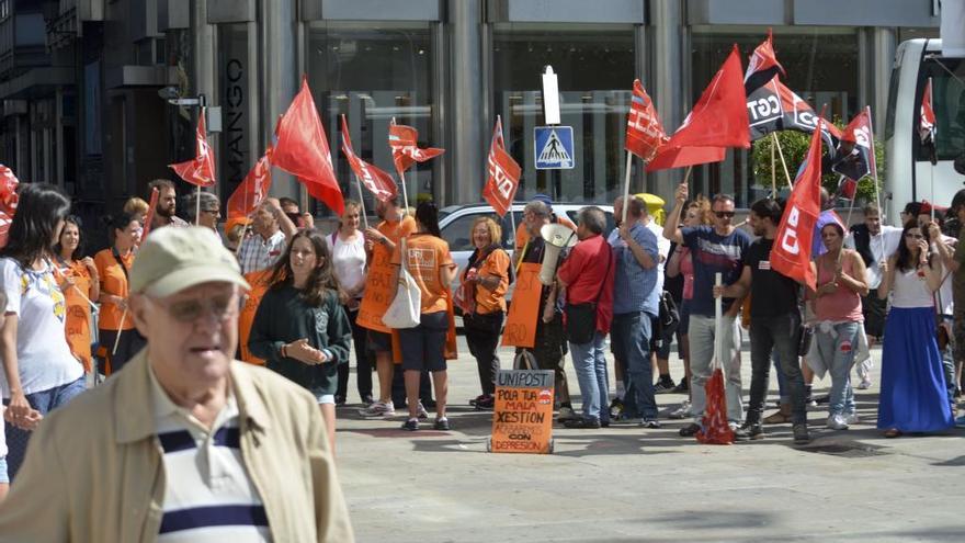 Protesta de trabajadores de Unipost en A Coruña.