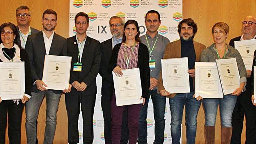 Els premiats, amb representants de l&#039;associació, després de recollir els guardons.