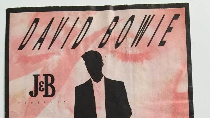 David Bowie, a su llegada a Oviedo en 1990; al día siguiente actuaba en Gijón.