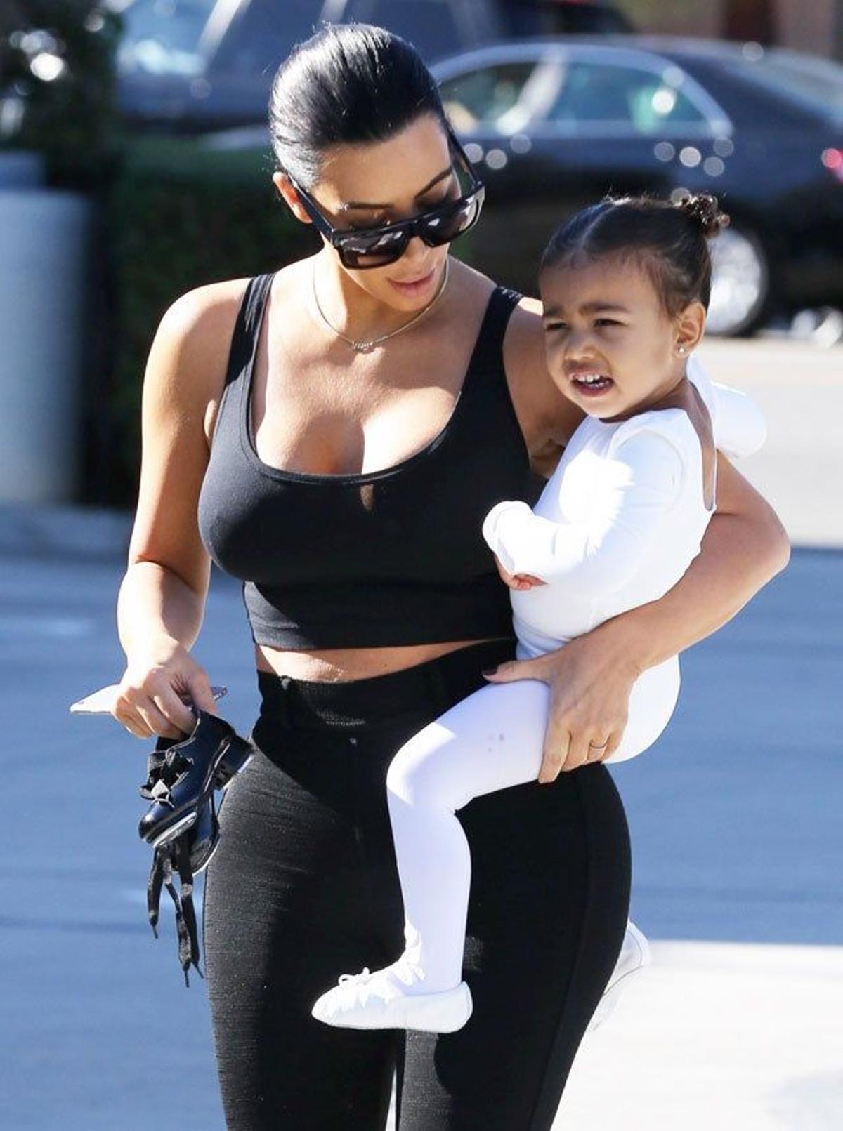 Nori en brazos de su mamá, Kim Kardashian