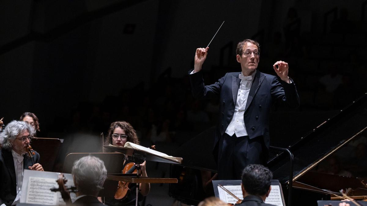 El director invitado Pablo González en un concierto con Sinfónica de Tenerife.