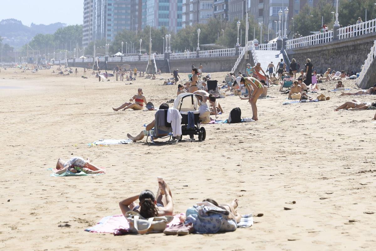 EN IMÁGENES: Asturias sofoca la ola de calor de mayo en la playa