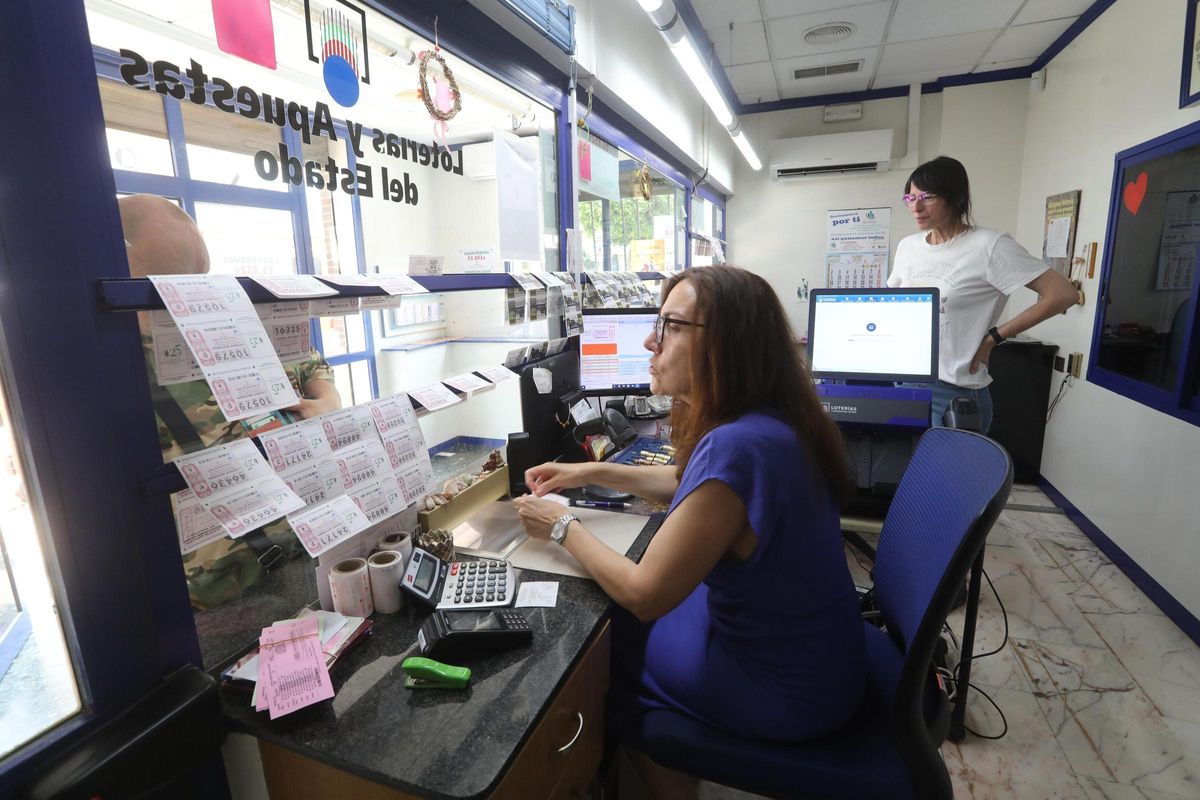 El trabajo siguió durante la mañana en la administración de lotería.