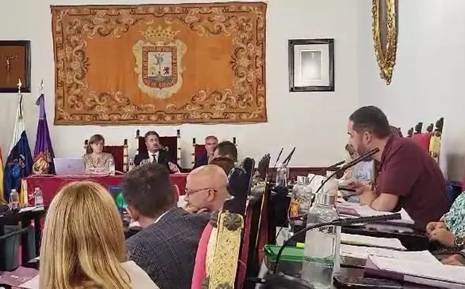 Discusión entre Luis Yeray Gutiérrez y Rubens Ascanio en el pleno de La Laguna