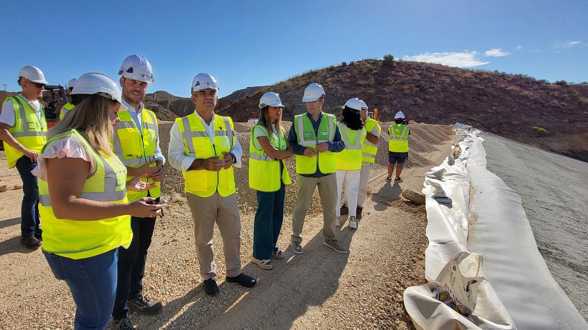 El consjejero Juan María Vázquez supervisa, este miércoles, las obras de restauración del depósito minero de San Cristóbal I en Mazarrón