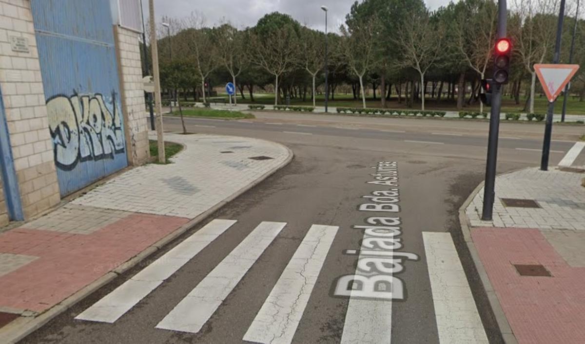 Intersección de la Bajada de la Barriada de Asturias con la carretera de La Aldehuela.