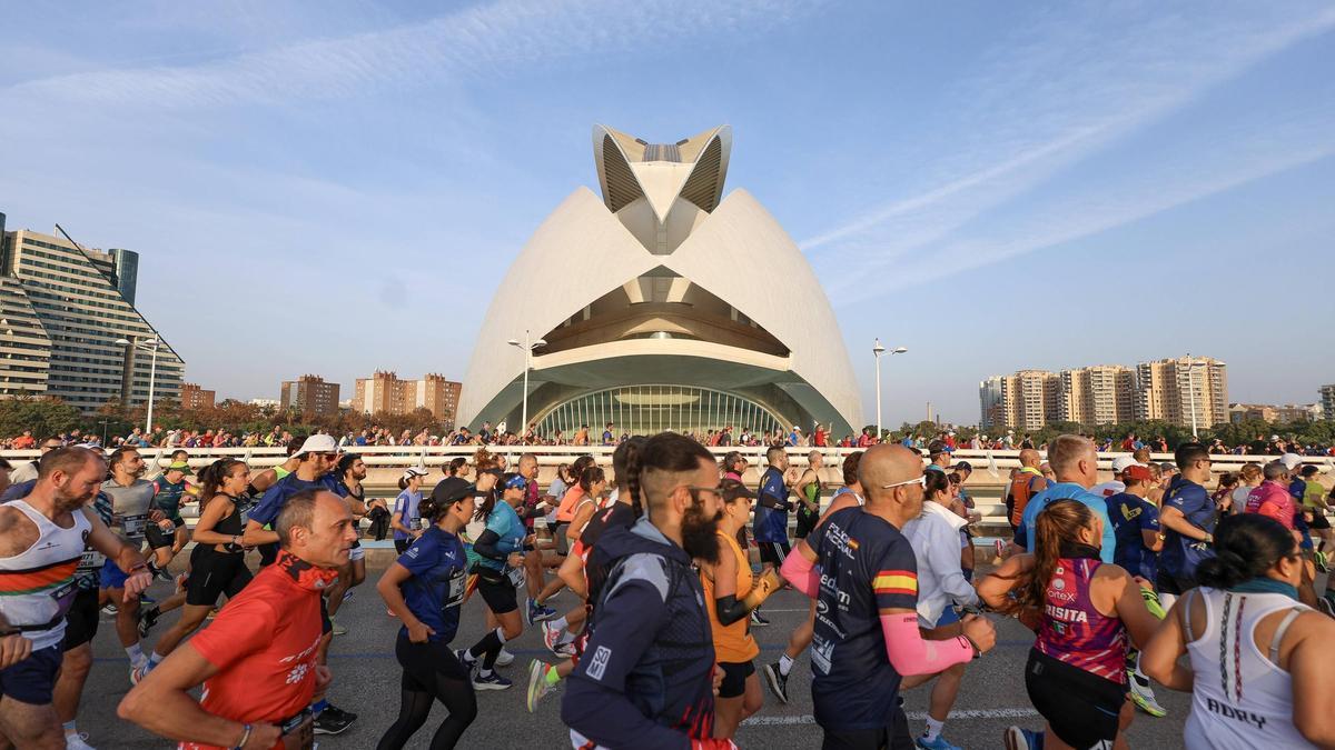 Corredors pels carrers de València en la Marató de 2024