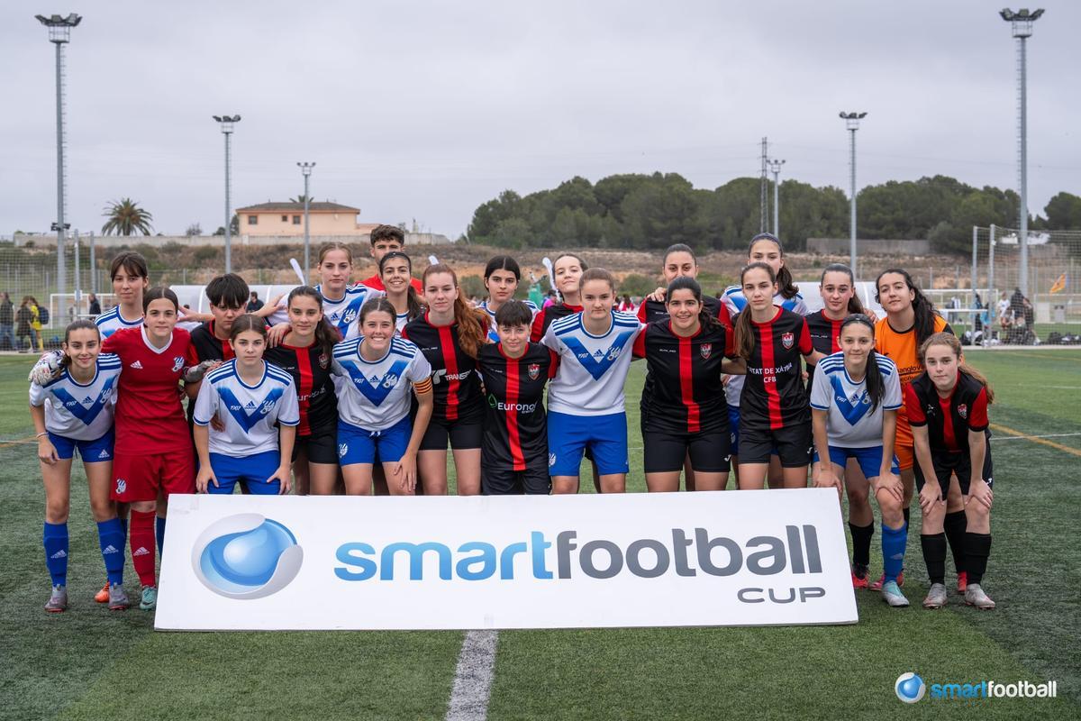 Las futbolistas del Ciutat de Xàtiva y de otro equipo en la SF Cup.