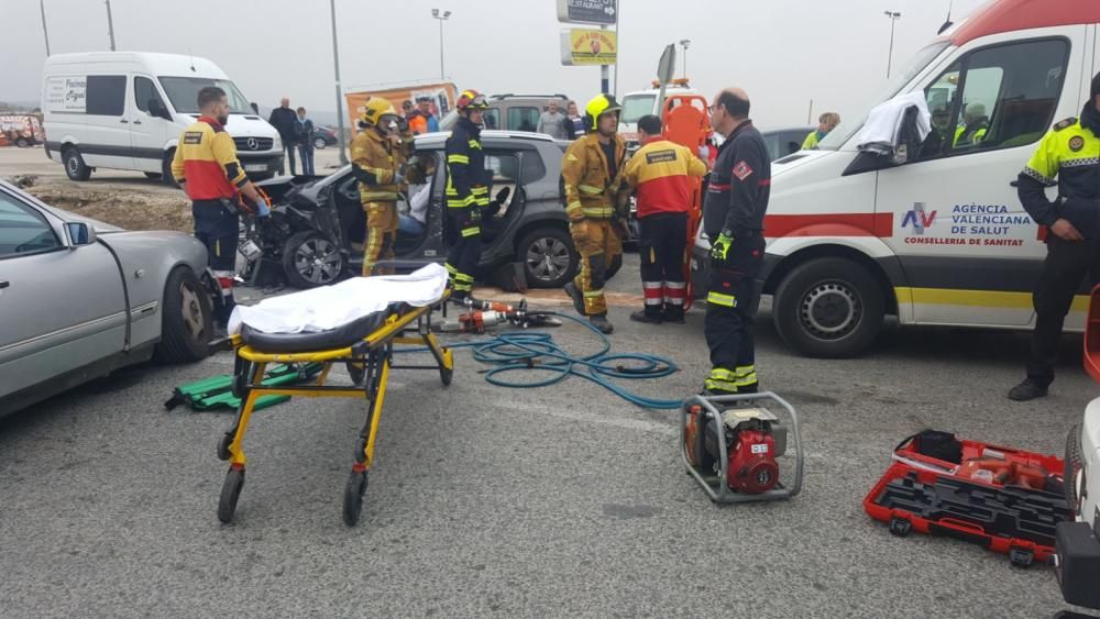 Los bomberos han rescatado a un conductor herido y atrapado en su coche tras un accidente con tres vehículos implicados en San Miguel de Salinas