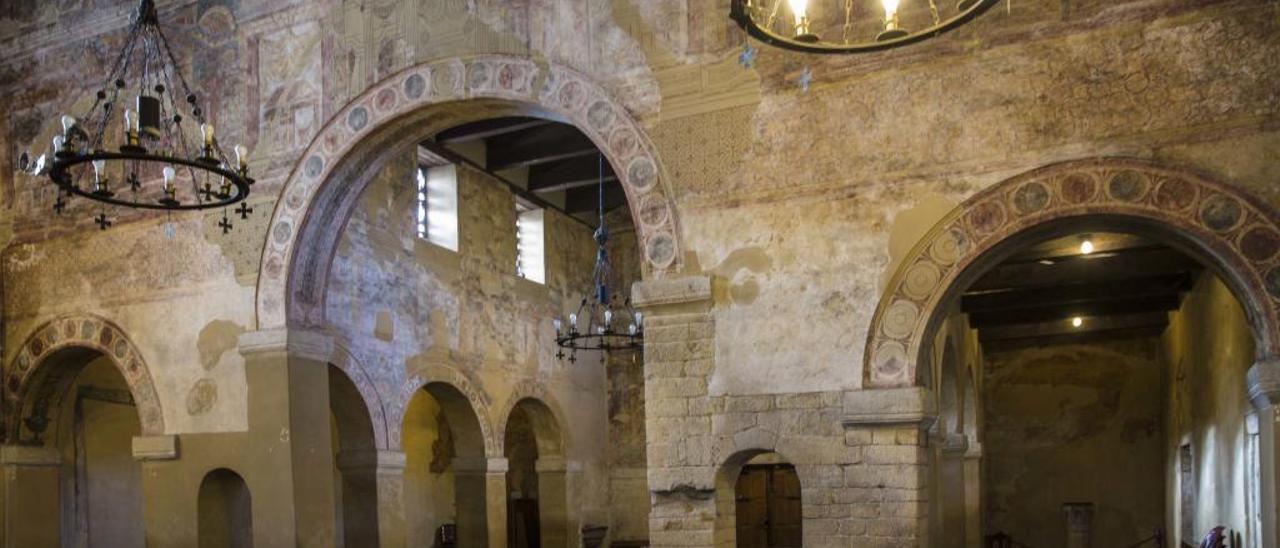 Interior de la iglesia de San Julián de los Prados.