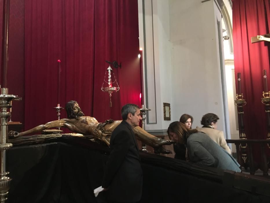 El Cristo de la Redención, de la Archicofradía de los Dolores de San Juan, ha recibido la devoción de muchos hermanos y devotos durante el besapié celebrado en la iglesia de San Juan.