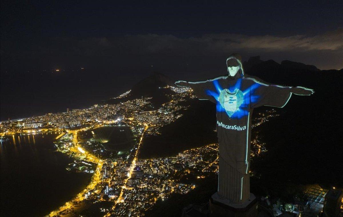  El Cristo Redentor, en Río de Janeiro (Brasil), ataviado con una máscara.