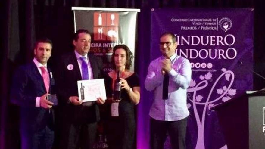 Jesús Ramos recoge uno de los premios de VinDuero-VinDouro.