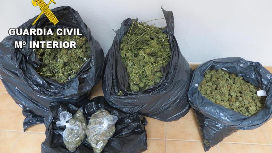 Dos detenidos con 10 kilos de marihuana en un coche