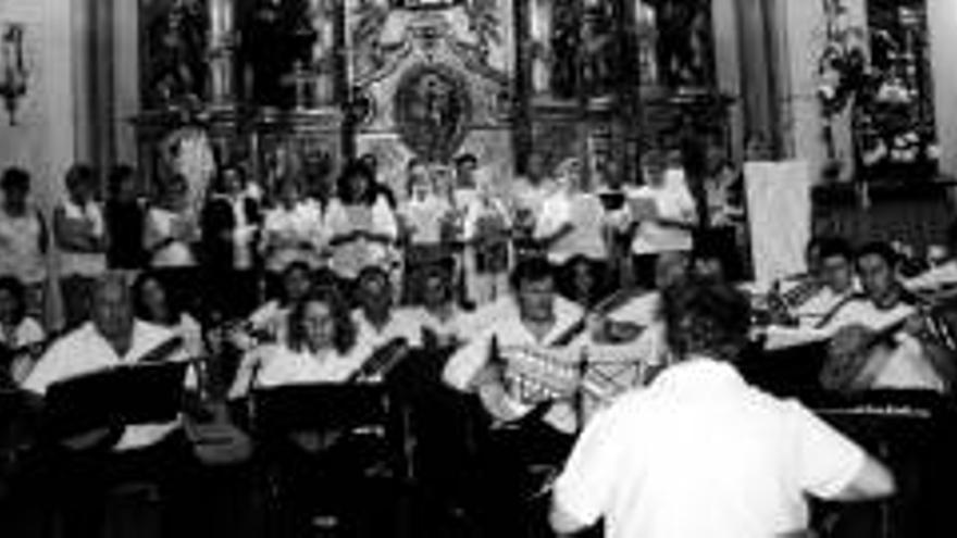 La música de cuerda y púa llena la iglesia