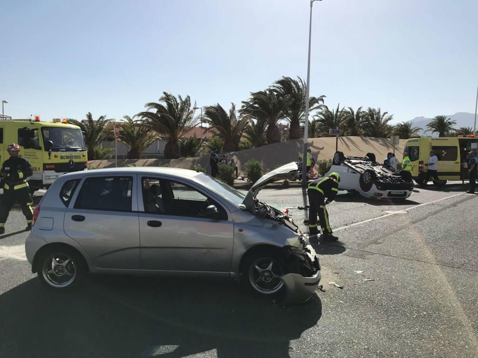 Un coche vuelca tras dar vueltas de campana en Arinaga