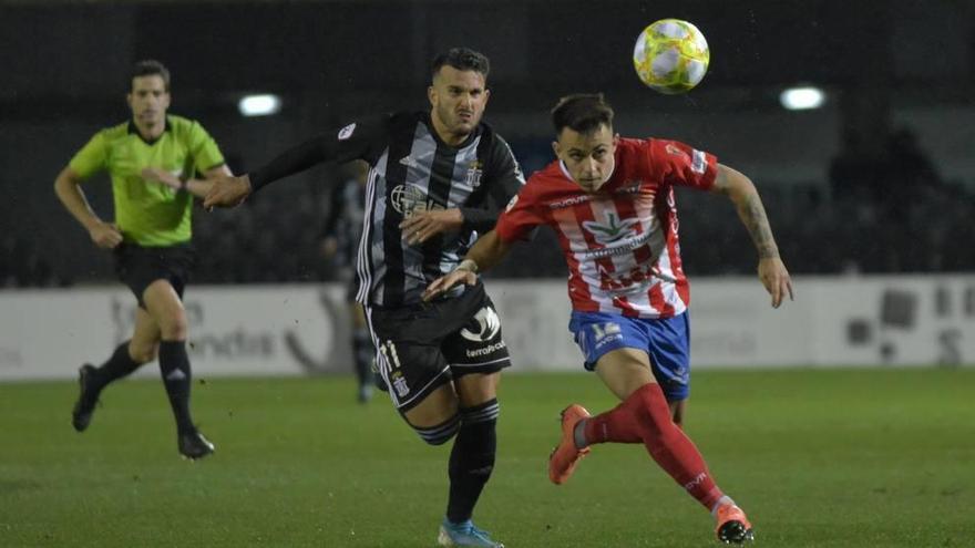 Elady Zorrilla corre tras el balón en un lance del partido del pasado domingo ante el Don Benito.