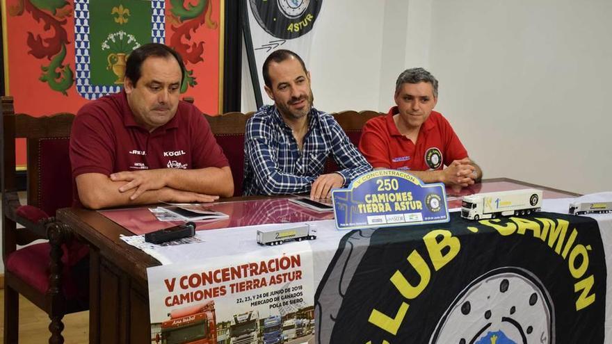 El alcalde, Ángel García, en el centro, con los organizadores del Club Camión Astur.