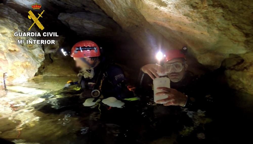 Inspeccionan la cueva des Pas de Vallgornera