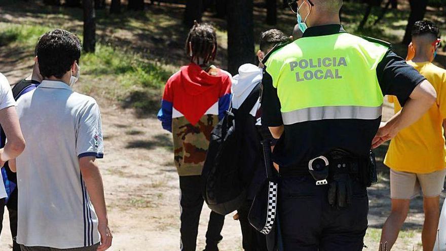 La Policía Local desaloja a un grupo de jóvenes del Pinar a principios de verano. | MARA VILLAMUZA