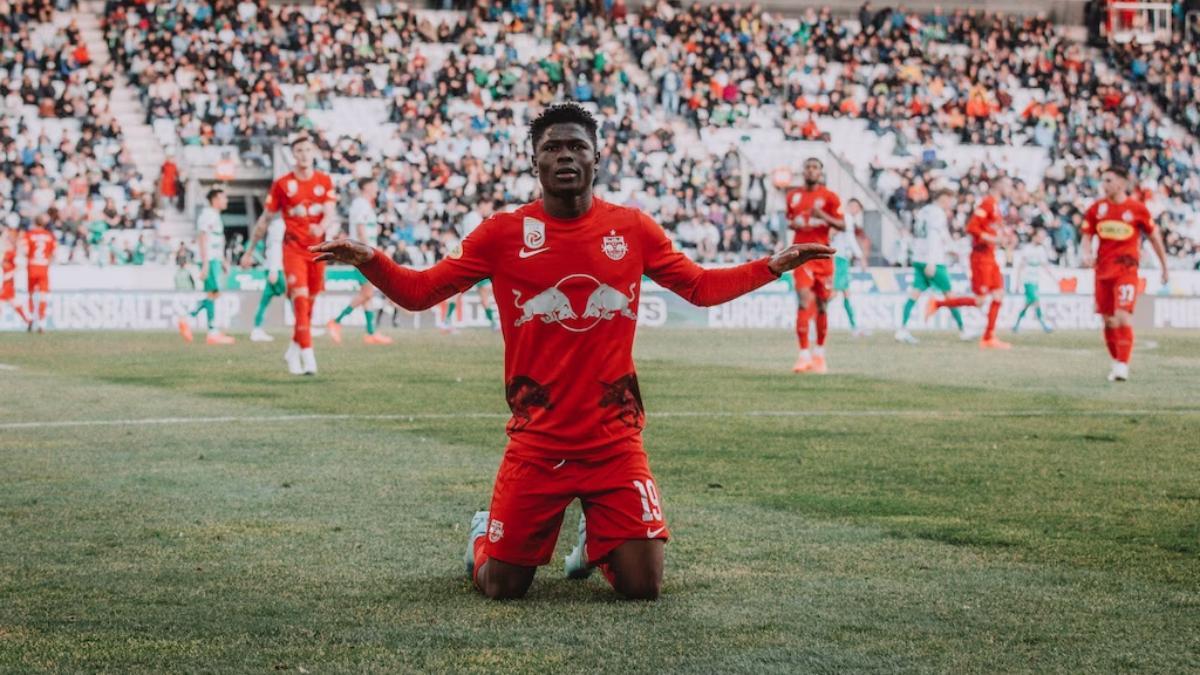 Konaté festeja un tanto con el Red Bull Salzburg