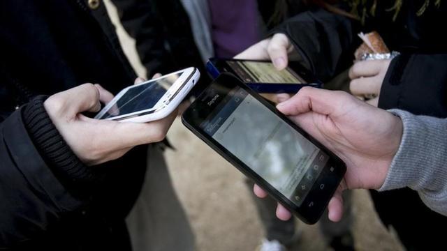 Adolescentes utilizando el telefono móvil.