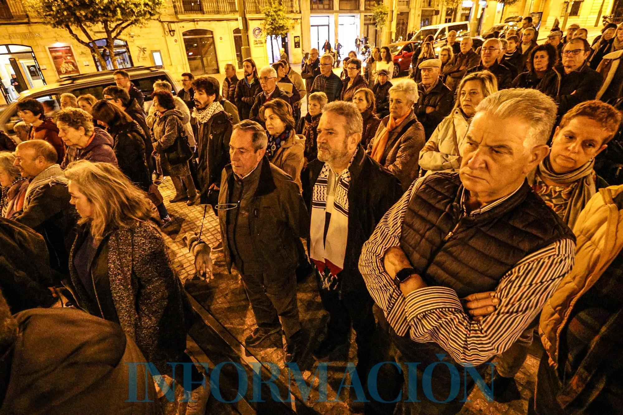 Más de 300 personas se manifiestan en Alcoy contra la guerra y apoyando al pueblo palestino