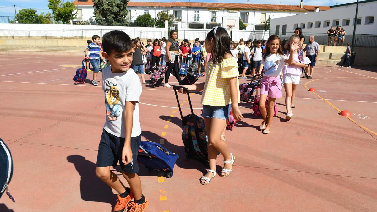 Niños en su primer día de colegio en Pozoblanco.