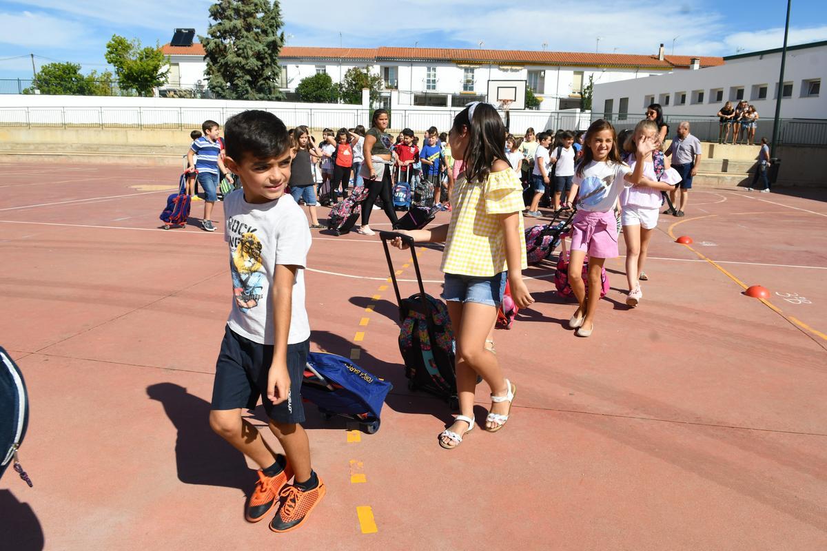 Niños en su primer día de colegio en Pozoblanco.