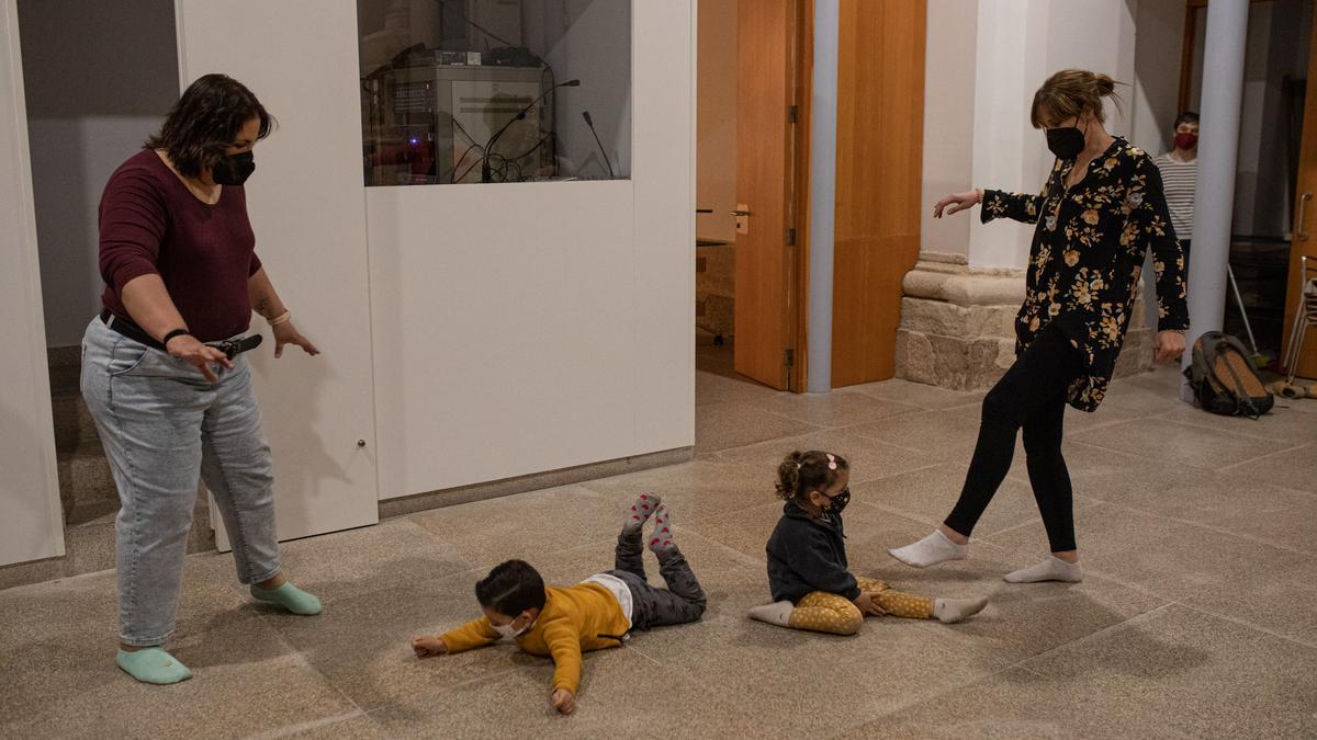 Dos niños de corta edad en un taller de la Bibiloteca de Zamora