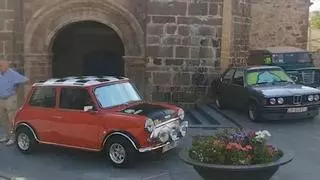 Pasión por el motor clásico en Salas con la exhibición de 45 automóviles y camiones antiguos: "Atrae a mucha gente por añoranza"