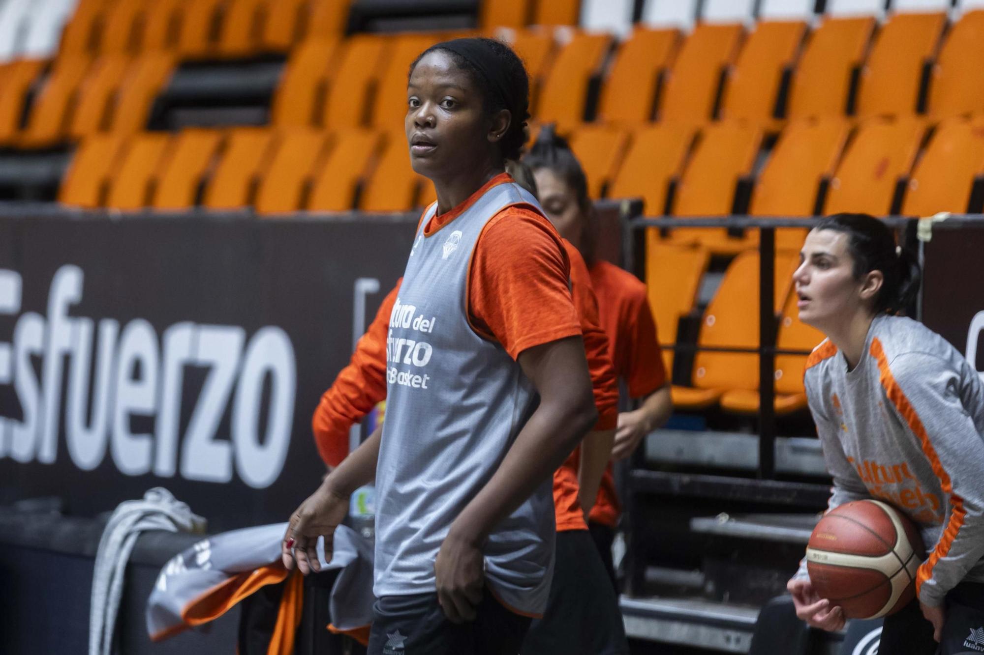 Entrenamiento abierto con la afición de Valencia Basket