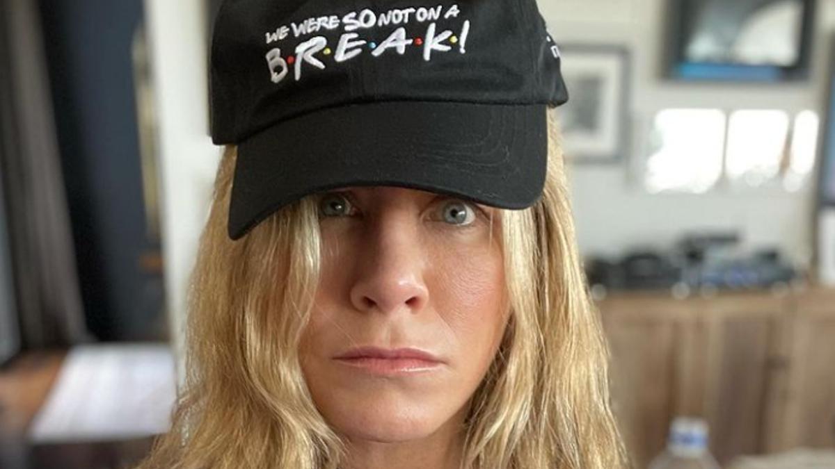 Jennifer Aniston luce una gorra de la primera colección oficial de 'Friends'.