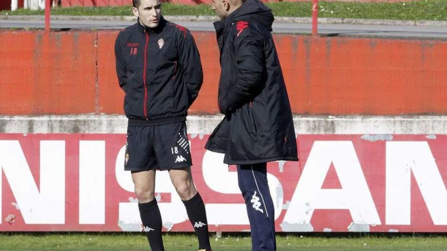 Isma López dialoga con Abelardo tras el entrenamiento.