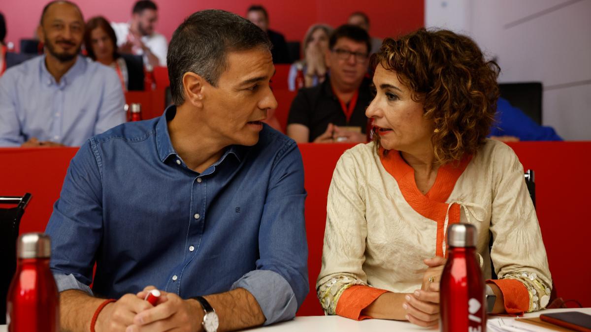 El líder socialista y presidente del Gobierno, Pedro Sánchez (i), habla con la vicepresidenta primera del Gobierno y ministra de Hacienda, María Jesús Montero (Andalucía), durante el Comité Federal del PSOE este sábado en Madrid.