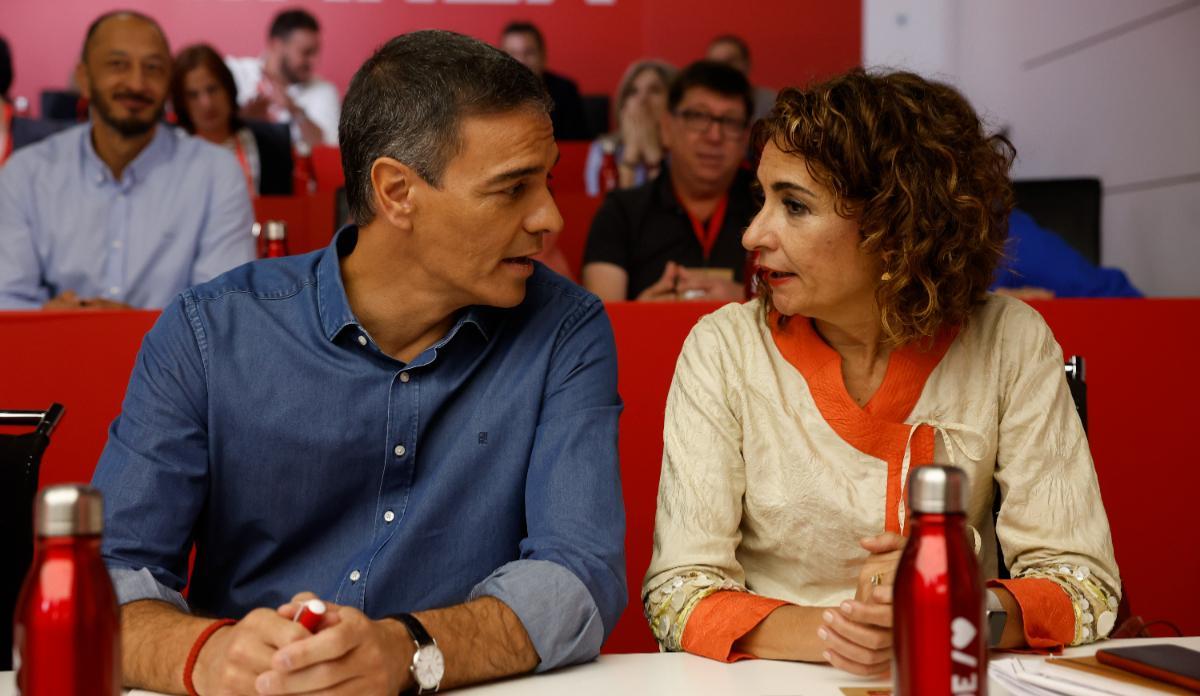 El líder socialista y presidente del Gobierno, Pedro Sánchez (i), habla con la vicepresidenta primera del Gobierno y ministra de Hacienda, María Jesús Montero (Andalucía), durante el Comité Federal del PSOE este sábado en Madrid.