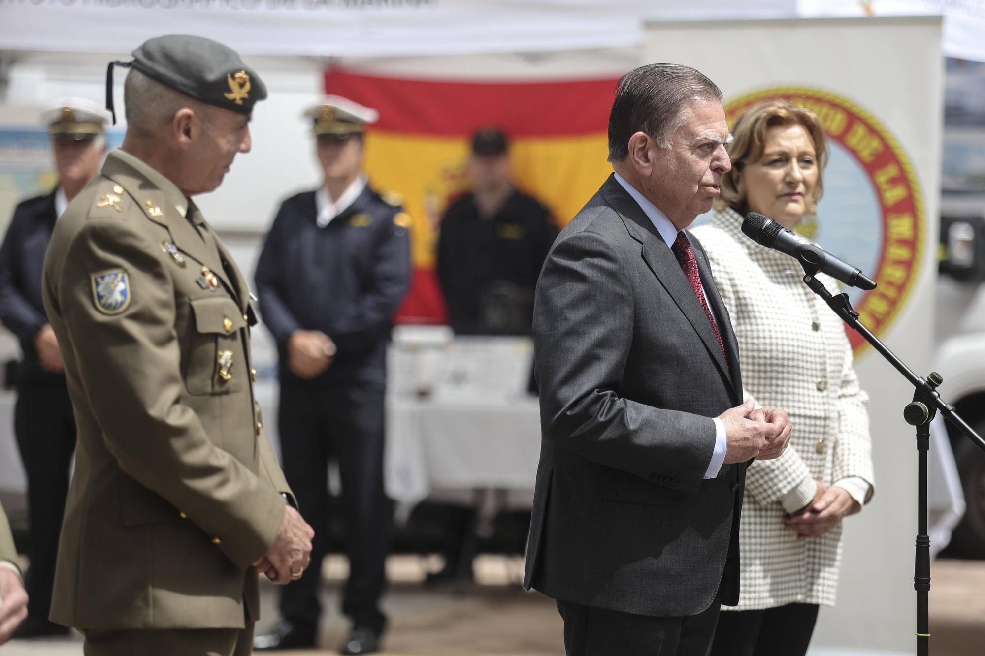 El izado de la bandera y la exposición del Bombé abren los actos del Día de las Fuerzas Armadas en Oviedo.