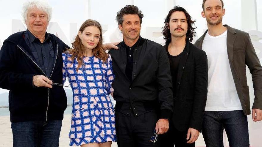 El director Jean-Jacques Annaud posa con Kristine Froseth, Patrick Dempsey, Ben Schnetzer y Joel Dicker. // Efe