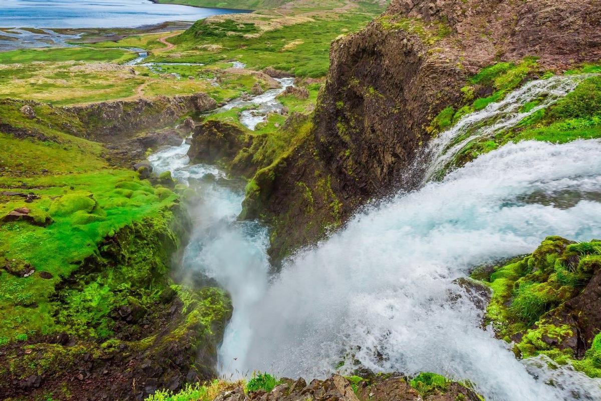 Rio tras la cascada Dynjandi, en Islandia
