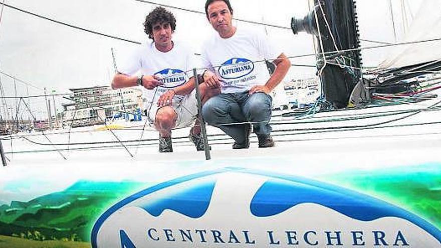 Fran Palacios y Juan Merediz, a bordo de su barco.