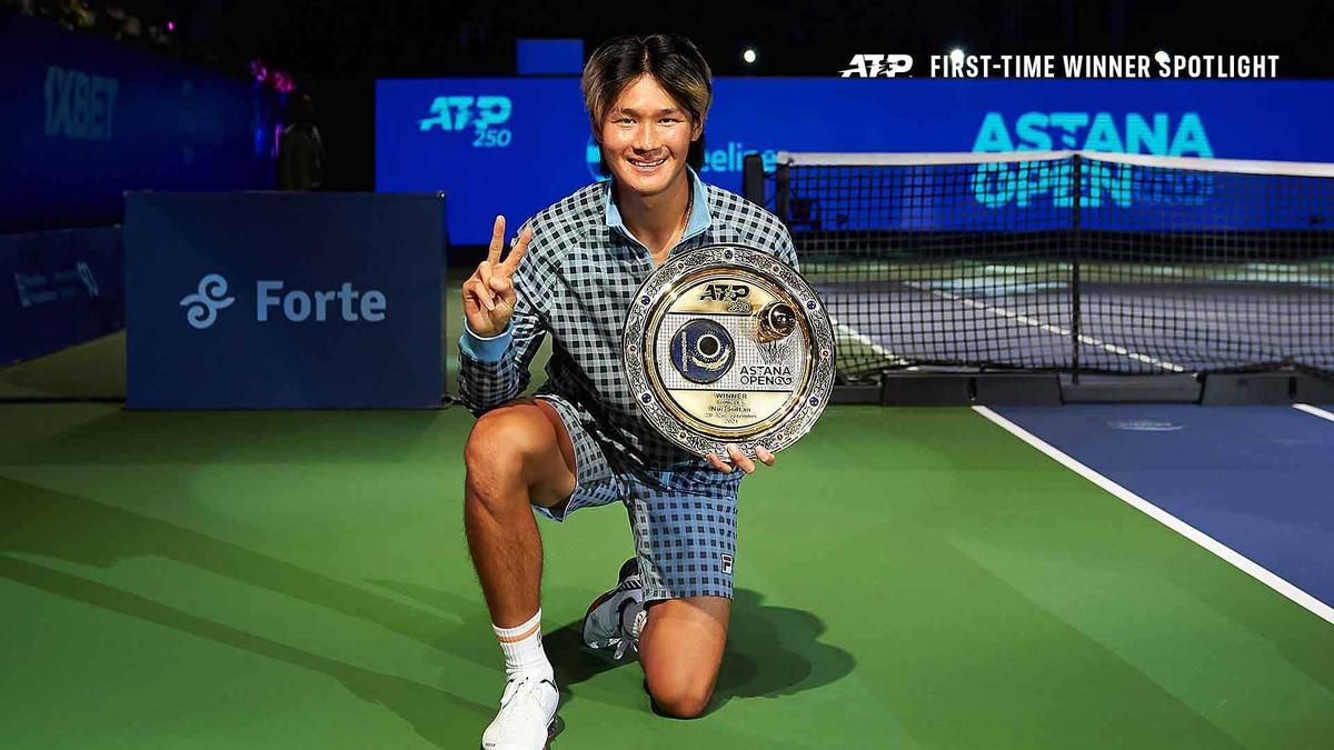 Kwon, próximo rival de Alcaraz, posa con el trofeo de campeón en el Astana Open