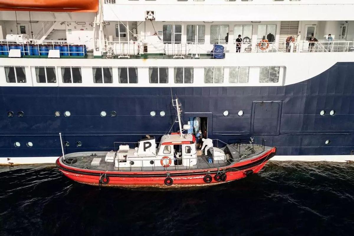 Detalle de la evacuación de los afectados desde el barco.