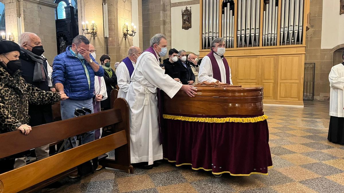 Emocionado funeral en Pola de Siero por el cura "Tito"