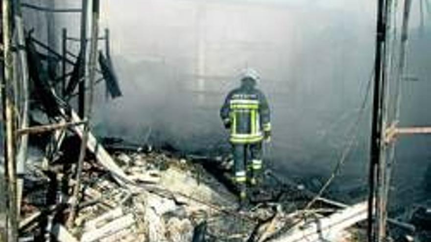 Los bomberos de Badajoz acuden a sofocar un incendio en Campo Maior