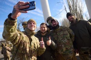 Zelenski celebra el éxito de la liberación de Jersón con una visita sorpresa