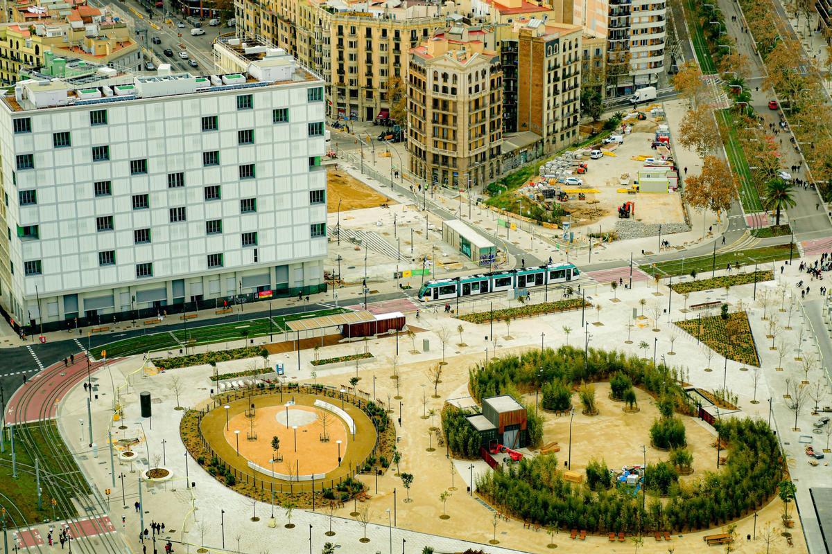 La nueva Glòries se deja ver durante la recta final de las obras. Imágenes tomadas desde la Torre Glòries.