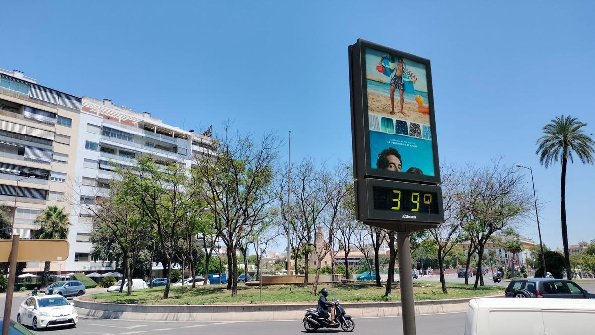 Un termómetro de la capital hispalense marca 39 grados a mediodía